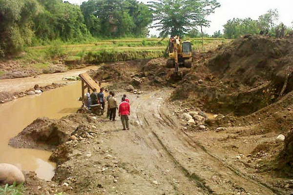 Kondisi lingkungan bekas galian C milik PT Waskita Karya di Desa Karangmalang, Kecamatan Kedungbanteng, Kabupaten Tegal, Jateng, 30 Januari 2018. (Foto: DPRD Kabupaten Tegal)