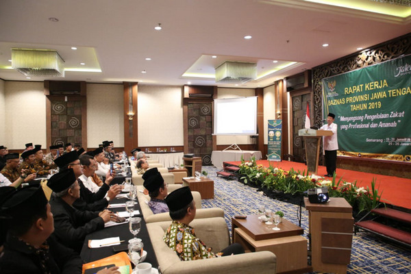 Ketua Baznas Jateng, KH Ahmad Darodji (kanan), memberikan sambutan kala Raker Baznas Jateng bertema 