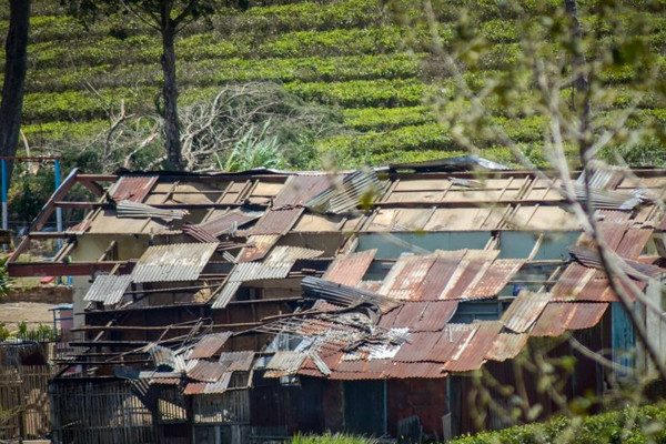Atap rumah sejumlah warga terlepas akibat bencana angin kencang yang di Kecamatan Pangalengan, Kabupaten Bandung, Jabar, Senin (21/10). (Foto: Antara Foto/Raisan Al Farisi)