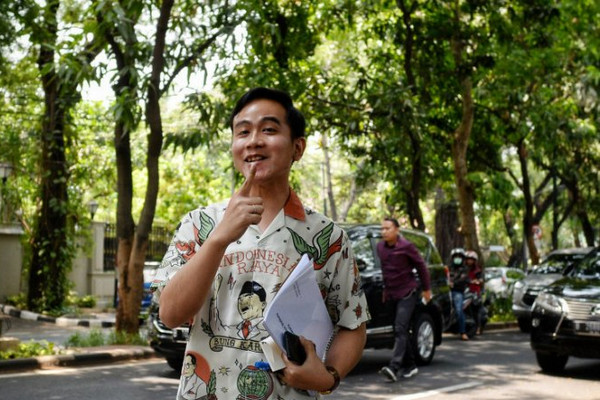 Putra sulung Presiden Jokowi, Gibran Rakabuming Raka, tiba di kediaman Ketum DPP PDIP, Megawati Soekarnoputri, di Jalan Teuku Umar, Jakarta, Kamis (24/10). (Foto: Antara Foto/Aprillio Akbar)
