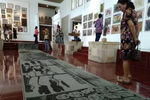 Pengunjung di pameran seni bertajuk "The Legacy of Widayat" di Museum Haji Widayat di Kota Mungkid, ibu kota Kabupaten Magelang, Provinsi Jawa Tengah, pada Sabtu (26/10/2019). (Foto: Antara).