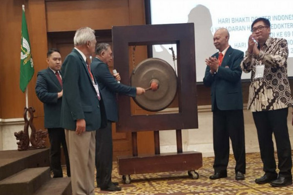 Ketua Ikatan Dokter Indonesia (IDI) Jawa Tengah, Joko Handoyo, membuka seminar "Peningkatan Kesadaran Hukum Kedokteran Bagi Dokter dan Rumah Sakit di Era JKN" di Semarang, Sabtu (26/10/2019). (Foto&keterangan: Antara).