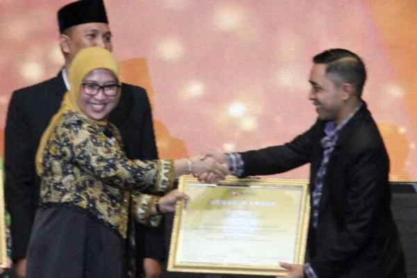 Ratna Dewi Petalolo (kiri) Anggota Bawaslu RI menyerahkan Bawaslu Award 2019, dengan predikat Inovasi Pencegahan Terbaik Pemilu 2019, kepada Bawaslu Wonosobo diterima olah Ketua Bawaslu Kabupaten Wonosobo, Sumali Ibnu Chamid. (Foto&keterangan: Antara).