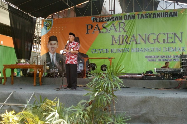 Bupati Demak, HM Natsir, sela peresmian Pasar Mranggen di Kabupaten Demak, Jateng, Rabu (9/10). (Foto: Pemkab Demak)
