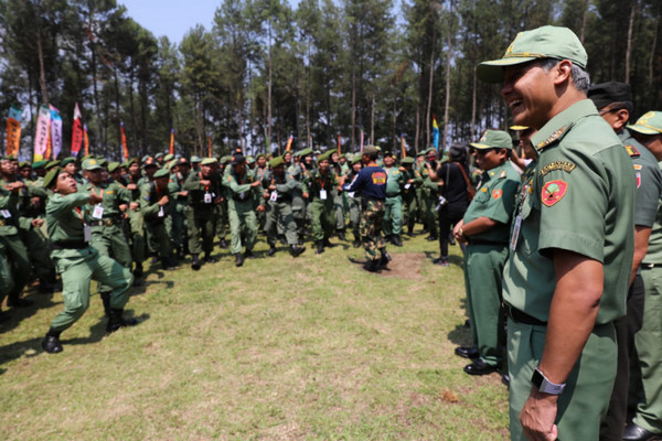 Gubernur Jateng, Ganjar Pranowo (kanan), menghadiri Jambore Satlinas II Jateng di Lapangan Bumi Perkemahan Linggosari, Kabupaten Pekalongan, Jumat (25/10). (Foto: Pemprov Jateng)