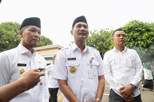 Plt Dukcapil Kudus, Putut Winarno (kanan), mendampingi Bupati Tamzil dan Wakil Bupati Hartopo (kiri) usai membakar e-KTP invalid di Kabupaten Kudus, Jateng, 28 Desember 2018. (Foto: Twitter/@DiskominfoKudus)