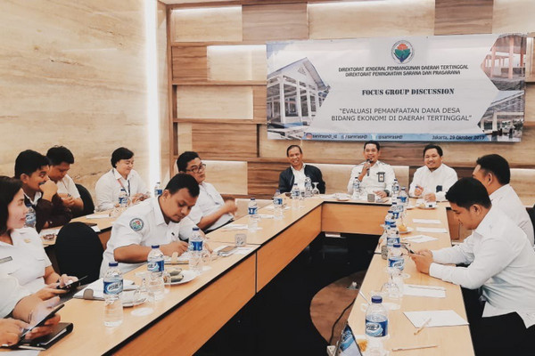 Suasana FGD Direktorat Sapras Ditjen PDT tentang "Evaluasi Pemanfaatan Dana Desa Bidang Ekonomi di Daerah Tertinggal" di Jakarta, Selasa (29/10). (Foto: Dok. Ditjen PDT Kemendes PDTT)