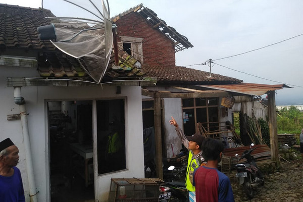 Atap rumah warga di Kecamatan Bulu rusak akibat hujan lebat disertai angin kencang di Kabupaten Temanggung, Jateng, Senin (25/2). (Foto: Polres Temanggung)