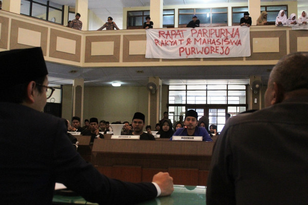 Perwakilan mahasiswa kala audiensi dengan dewan di Gedung DPRD Purworejo, Jateng, Senin (28/10). (Foto: KR Jogja/Jarot Sarwosambodo)