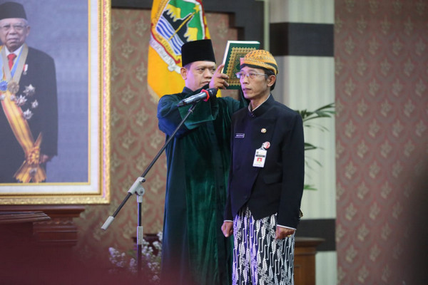Heru Setiadhie (kanan) diambil sumpah kala dilantik sebagai Pj Sekda Jateng di Gdung Gradika Bhakti Praja, Kota Semarang, Jateng, Kamis (31/10). (Foto: Pemprov Jateng)
