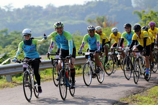 Gubernur Jateng, Ganjar Pranowo (kedua kiri) turut menjadi peserta Tour de Borobudur 2017. (Foto: Twitter/@ganjarpranowo)