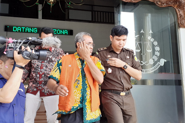 Bekas Sekretaris Disnak Blora, Kasimin (tengah), mengenakan rompi tahanan usai menjalani pemeriksaan di Kejati Jateng, Kota Semarang, Kamis (31/10). (Foto: jatengtoday.com/Baihaqi)