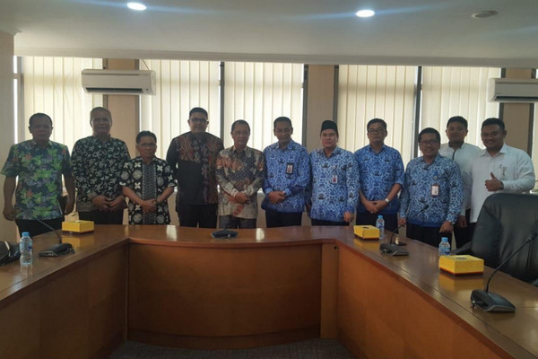 Sekretaris Ditjen PDT, Razali (tengah), bersama rombongan DPRD Bondowoso usai menggelar pertemuan di Kantor Kemendes PDTT, Jakarta. (Foto: Dok. Ditjen PDT Kemendes PDTT)