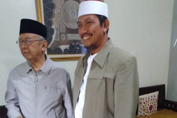 Ketua PCNU Lasem, Kiai Sholahuddin Fatawi (kanan), mendampingi Gus Sholah (kiri). (Foto: Istimewa).