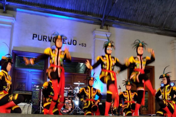Pementasan Tarian Ndolalak oleh salah satu grup kesenian Purworejo dalam Festival Seni Sawunggalih II/2019 di Stasiun (nonaktif) Purworejo, Sabtu (2/11/2019).  (Foto&keterangan: Antara).