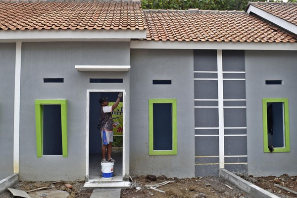 Buruh bangunan mengecat di lokasi pembangunan perumahan bersubsidi di Mranggen, Kabupaten Demak, Jateng. (Foto: Antara Foto/Aditya Pradana Putra)