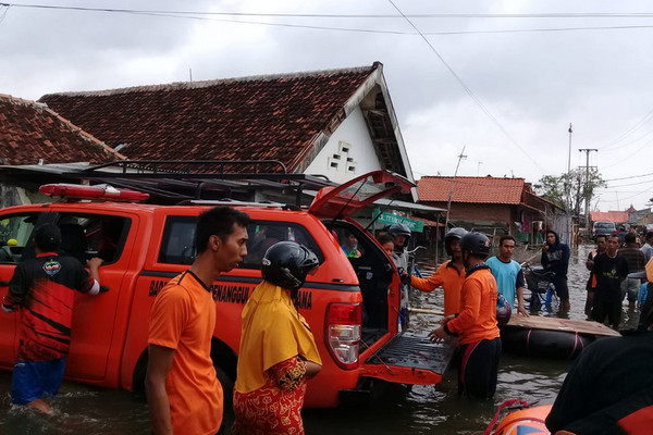 Personel BPBD mengevakuasi warga kala banjir di Kelurahan Pasirkratonkramat, Kecamatan Pekalongan Barat, Kota Pekalongan, Jateng, Senin (28/1). (Foto: Twitter/@pkl_bpbd)