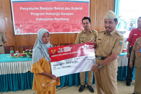 Bupati Rembang, Abdul Hafidz (kanan), secara simbolis menyerahkan bantuan PKH kepada warganya di Kecamatan Kaliori, Kabupaten Rembang, Jateng, 13 Februari 2017. (Foto: Pemkab Rembang)