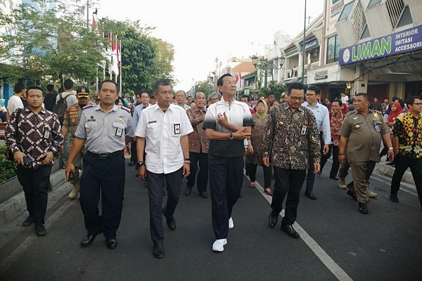 Gubernur DIY, Sri Sultan HB X, didampingi Wali Kota Yogyakarta, Haryadi Suyuti (ketiga kiri) dan Wawali Yogyakarta, Heroe Poerwadi (ketiga kanan), melintasi kawasan Malioboro kala pelaksanaan semipedestrian, Selasa (18/6). (Foto: Pemkot Yogyakarta)