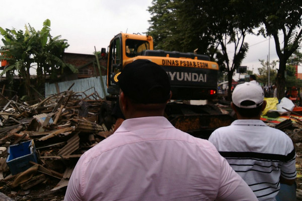 Prosesi pembongkaran bangunan karaoke di sekitar MAJT, Kota Semarang, Jateng, 7 Januari 2017. (Foto: Twitter/@satpolpp_smg)