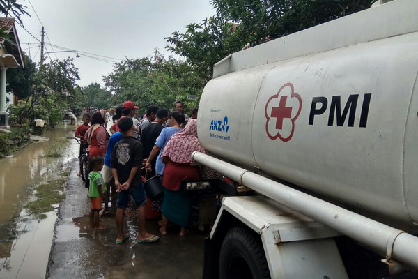 PMI mendistribusikan air bersih ke empat kecamatan terdampak banjir di Kabupaten Brebes, Jateng, Maret 2018. (Foto: Twitter/PmiBrebes)