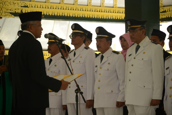 Bupati Sleman, Sri Purnomo, melantik tujuh camat di Pendopo Parasamya, Kabupaten Sleman, DIY, 21 November 2014. (Foto: Pemkab Sleman)