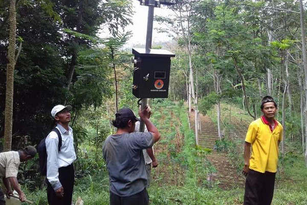 Petugas BPBD memasang EWS longsor di Desa Ngepanrejo, Kecamatan Bandongan, Kabupaten Magelang, Jateng. (Foto: Pemkab Magelang)