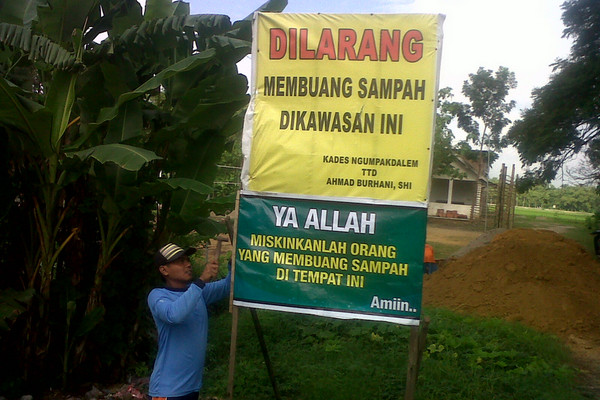 Pemasangan spanduk larangan membuang sampah sembarangan. (Foto: Pemkab Bojonegoro)