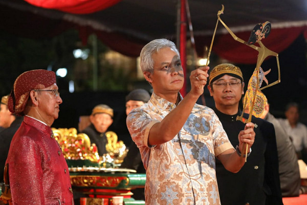 Gubernur Jateng, Ganjar Pranowo (tengah), memainkan salah satu tokoh wayang kulih sela puncak perayaan Hari Wayang Nasional di Kota Semarang, Jateng, Rabu (6/11). (Foto: Pemprov Jateng)
