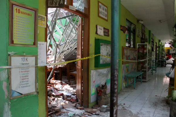 Garis polisi membentang di bangunan SD Negeri Gentong yang ambruk di Kecamatan Gadingrejo, Kota Pasuruan, Jatim, Selasa (5/11). (Foto: Antara Foto/Umarul Faruq)