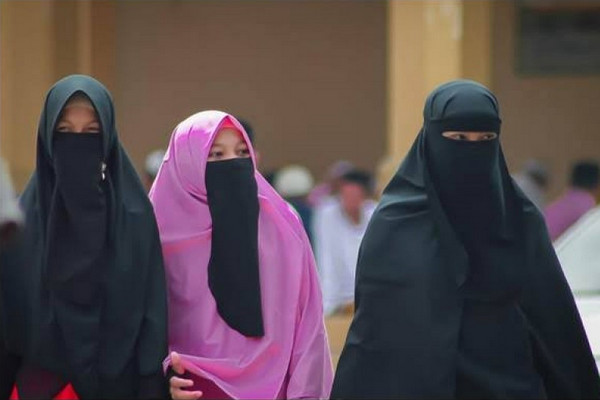 Tiga perempuan menggunakan cadar. (Foto: RRI/Denisa Tristianty)