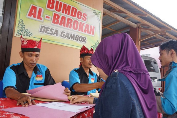 Warga Desa Gambor sedang mengajukan pinjaman untuk hajatan di BUMDes Al Barokah, Desa Gambor, Kecamatan Singojuruh, Kabupaten Banyuwangi, Jatim, 8 November 2018. (Foto: KOMPAS.com/Ira Rachmawati)