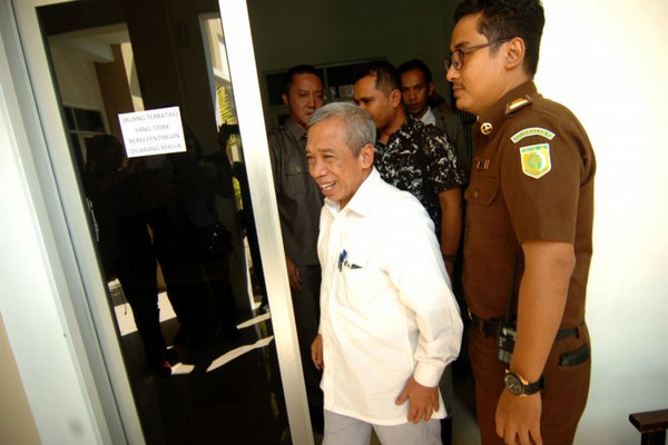 Tersangka Nurul Qomar (kemeja putih) berjalan keluar ruangan usai menjalani pemeriksaan di Kejari Brebes, Jateng, Rabu (26/6). (Foto: Antara Foto/Oky Lukmansyah)