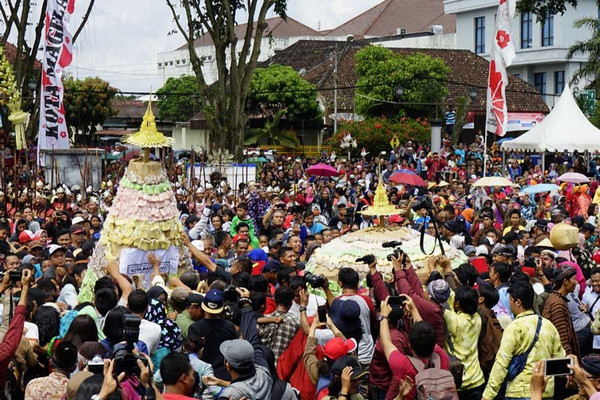 Masyarakat berebut gethuk yang diarak sela Grebeg Gethuk dalam rangka memperingati Hari Jadi ke-1.112 Kota Magelang, Jateng, Minggu (15/4). (Foto: Pemkot Magelang)