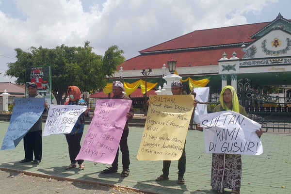 Kelima PKL melakukan tapa pepe di depan gerbang Bangsal Pagelaran Keraton Ngayogyakarta Hadiningrat, Kota Yogyakarta, DIY, Senin (11/11). (Foto: Twitter/@tommyapriando)