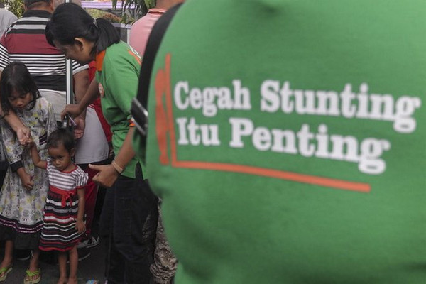 Anggota Ikatan Konselor Laktasi Klaten mengukur postur tinggi bocah dan menyosialisasikan pemberian gizi bayi untuk mencegah kegagalan tumbuh kembang saat Hari Bebas Kendaraan Bermotor di Kabupaten Klaten, Jateng, 22 April 2018. (Foto: Antara Foto/Maulana Surya)