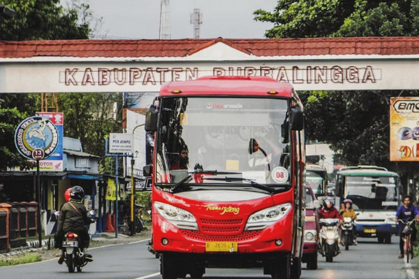 Bus Trans Jateng melintasi Kabupaten Purbalingga, Jateng. (Foto: Instagram/@fajarnurhadi59_)