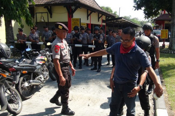 Petugas memeriksa menggeledah tamu yang hendak datang di depan gerbang Mapolres Boyolali, Jateng, 14 Mei 2018. (Foto: Polres Boyolali)