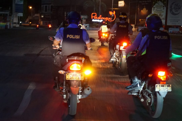 Anggota Sat Sabhara Polres Pekalongan Kota melakukan patroli dini hari jelang Lebaran, Selasa (4/6). (Foto: Polres Pekalongan Kota)