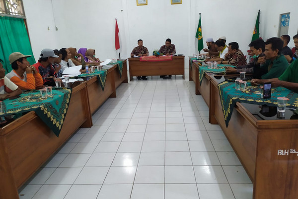 Suasana aduensi warga terdampak limbah PT RUM dengan DLH Sukoharjo, Jateng, Rabu (13/11). (Foto: Twitter/@Praditya_wibby)