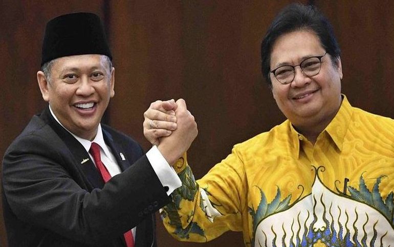 Ketua MPR Bambang Soesatyo (Bamsoet) saat berjabat tangan dengan Ketum Golkar Airlangga Hartarto di ruang rapat paripurna, Kompleks Parlemen, Senayan, Jakarta/Foto: Antara.