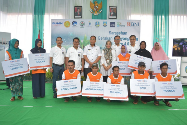 Direktur Jenderal PDT, Samsul Widodo (keempat dari kiri) saat menghadiri sarasehan Gerakan Menyongsong Pertanian 4.0 di Situbondo, Kamis (14/11/2019). (Foto: Dokumentasi Ditjen PDT).