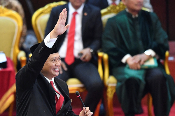 Ketua MPR RI terpilih Bambang Soesatyo, melambaikan tangan di ruang Sidang Paripurna MPR, Kompleks Parlemen, Senayan, Jakarta, Kamis (3/10/2019).  Bambang diperkirakan akan maju dalam kompetisi pemilihan Ketua Umum Partai Golkar, di Munas Golkar pada 3-6 Desember 2019. (Foto: Antara Foto).