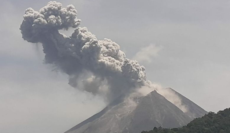 Penampakan awan panas letusan Gunung Merapi setinggi 1000 meter, Minggu (17/11)/Foto:  BPPTKG