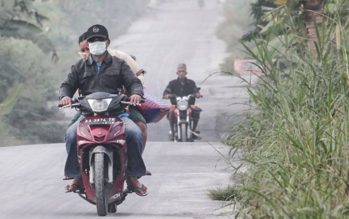 Warga terdampak hujan abu vulkanik Gunung Merapi wilayah Muntilan, Kabupaten Magelang, tahun 2018/Foto: Antara.