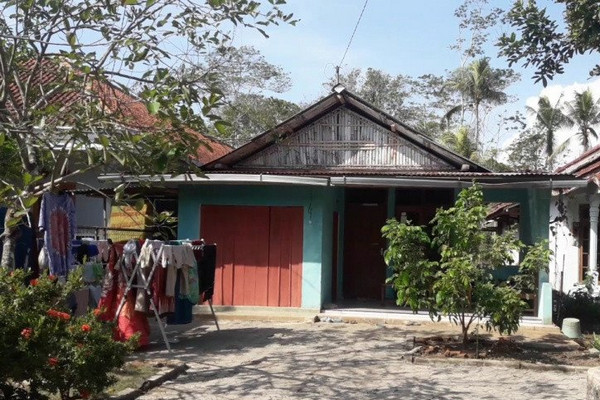 Kediaman terduga teroris SY di Desa Danasri Lor, Kabupaten Cilacap, Jateng, Minggu (17/11). (Foto: Antara/Sumarwoto)