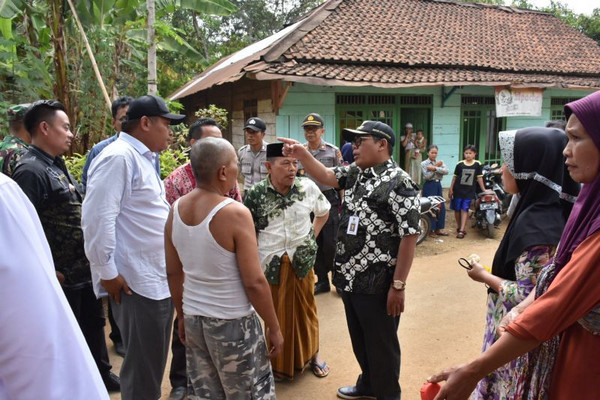 Bupati Pekalongan, Asip Kholbihi (ketiga kanan), kala meninjau wilayah kekeringan di Desa Lambanggelun, Kecamatan Paninggaran, Kabupaten Pekalongan, Jateng, Kamis (26/9). (Foto: Pemkab Pekalongan)