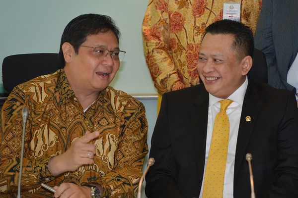 Ketua Umum DPP Golkar, Airlangga Hartarto (kiri), berdiskusi dengan calon Ketua DPR, Bambang Soesatyo, sela pengumuman di Kompleks Parlemen, Jakarta, 15 Januari 2018. (Foto: Antara Foto/Wahyu Putro A.)