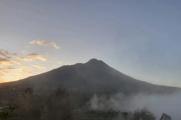 Penampakan Gunung Merapi dari Pos Pengamatan Gunung Merapi (PGM) Jrakah, Kecamatan Selo, Kabupaten Boyolali, Jateng, Senin (18/11), pukul 07.28. (Foto: Twitter/@BPPTKG)