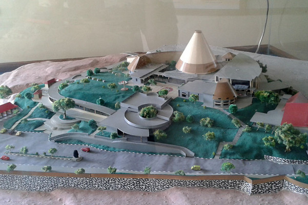 SRAGEN - Bus raya terpadu (BRT) Trans Jateng diharapkan tak memasuki area Situs Manusia Purba Sangiran di Kabupaten Sragen. Sesuai rencana induk Dinas Kepemudaan, Olahraga, dan Pariwisata (Disporapar) setempat.  "Bus harus diparkir di luar situs. Tepatnya di sekitar Kantor Kecamatan Kalijambe. Pengunjung kemudian bisa naik kendaraan yang lebih kecil menuju museum," kata Kepala Balai Pelestarian Situs Manusia Purba (BPSMP) Sangiran, M. Hidayat.  Baca juga: Swasta Dukung Wacana Trans Jateng di Solo Raya posja